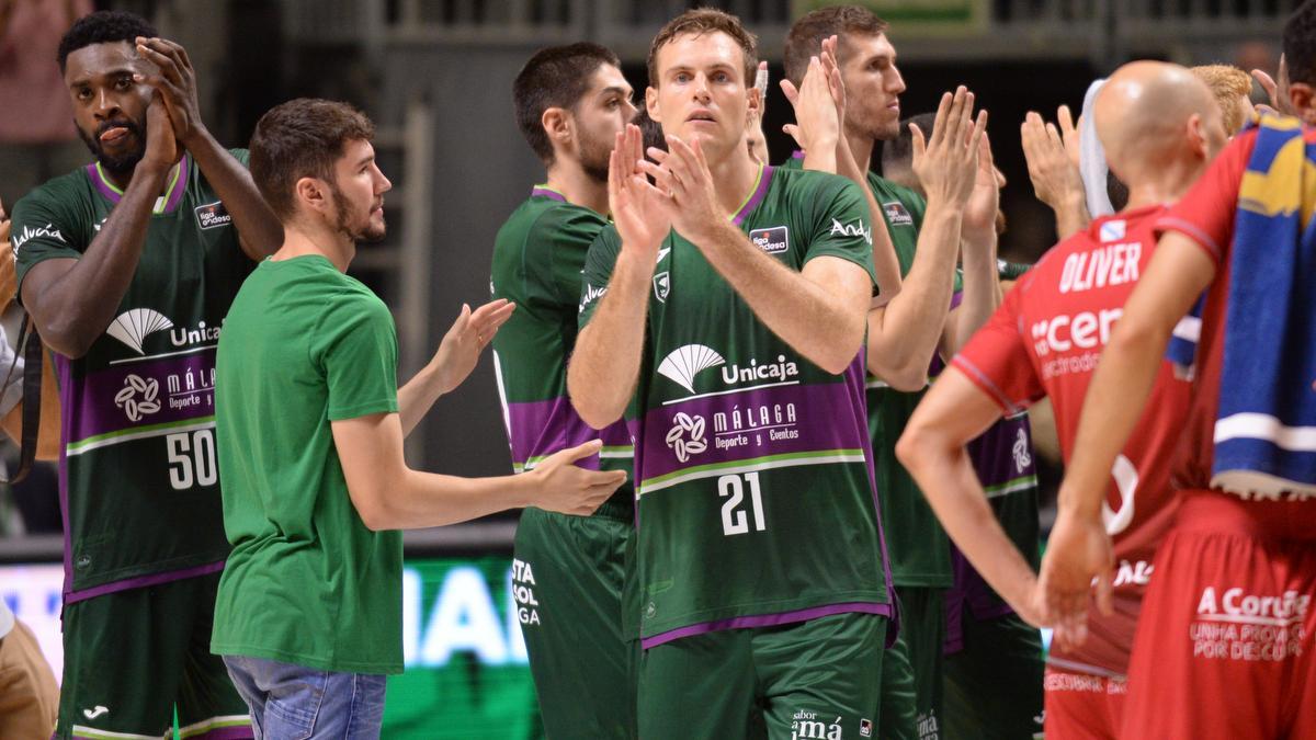 Los jugadores del Unicaja aplauden al público del Carpena este domingo tras el partido ante el Obradoiro