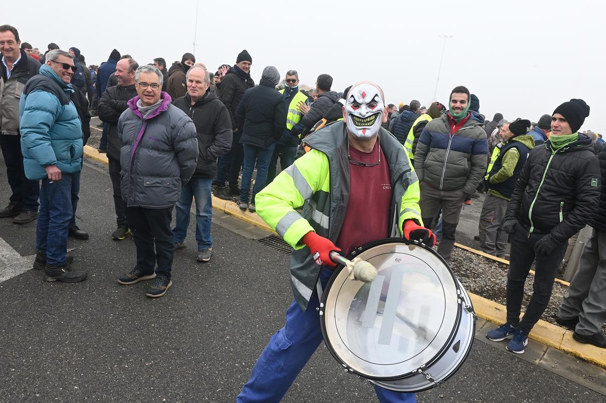 Agricultores catalanes protestan en Fondarella, en el Pla dUrgell (Lleida)