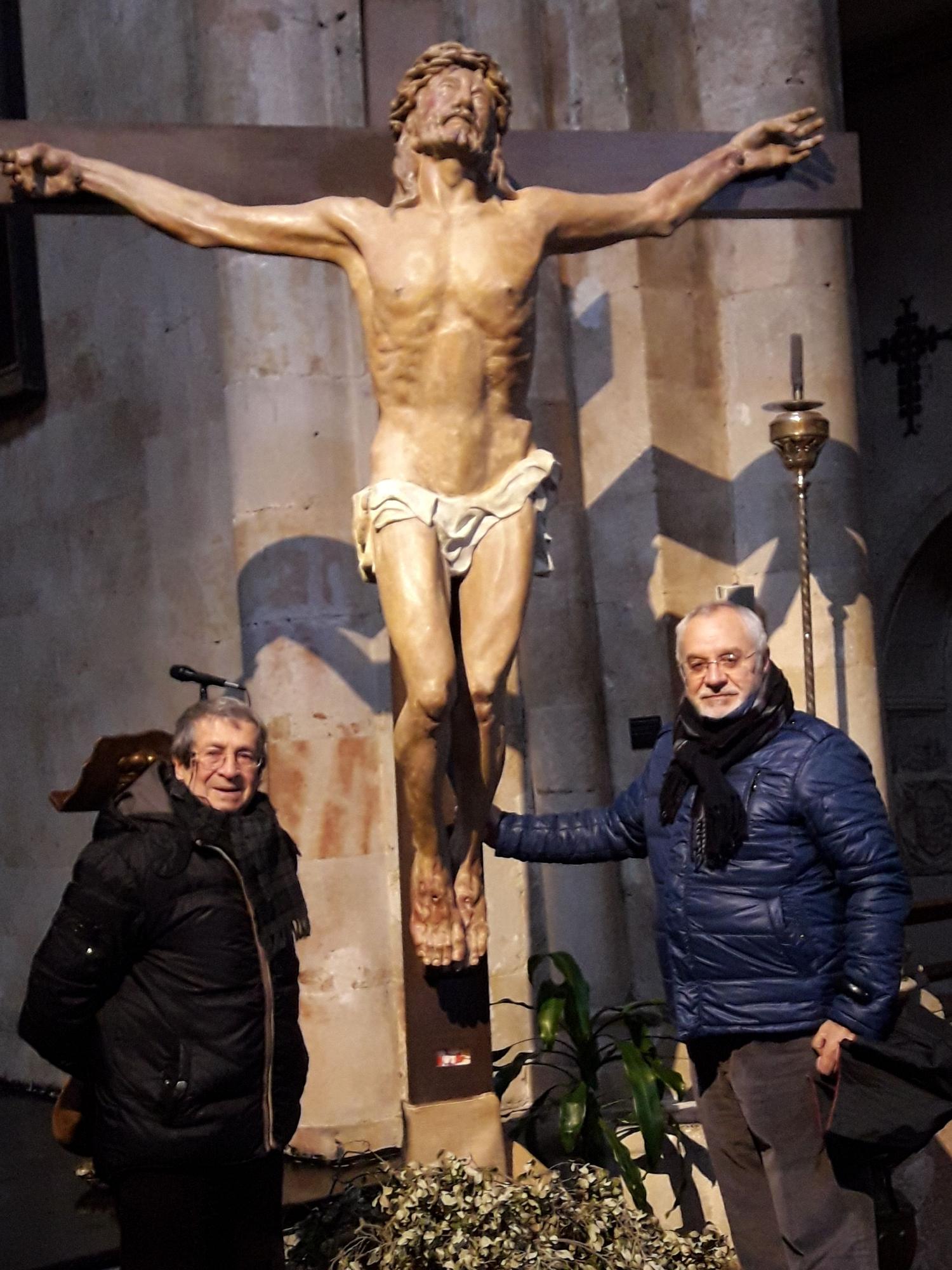 Mayoral y Luis Felipe Delegado ante el Cristo de la Humildad de Salamanca.