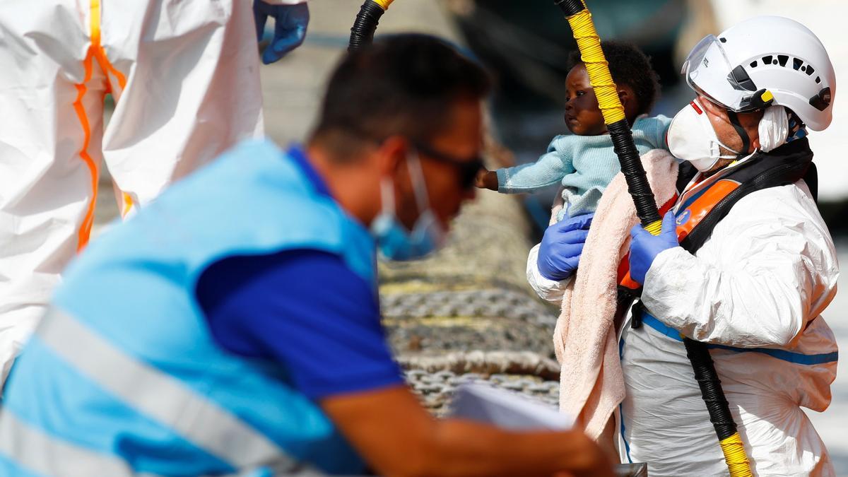 Un rescatador de Salvamento Marítimo, desembarca en Arguineguín con un bebé.