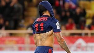 Memphis Depay expresa su frustración en un partido del Lyon.