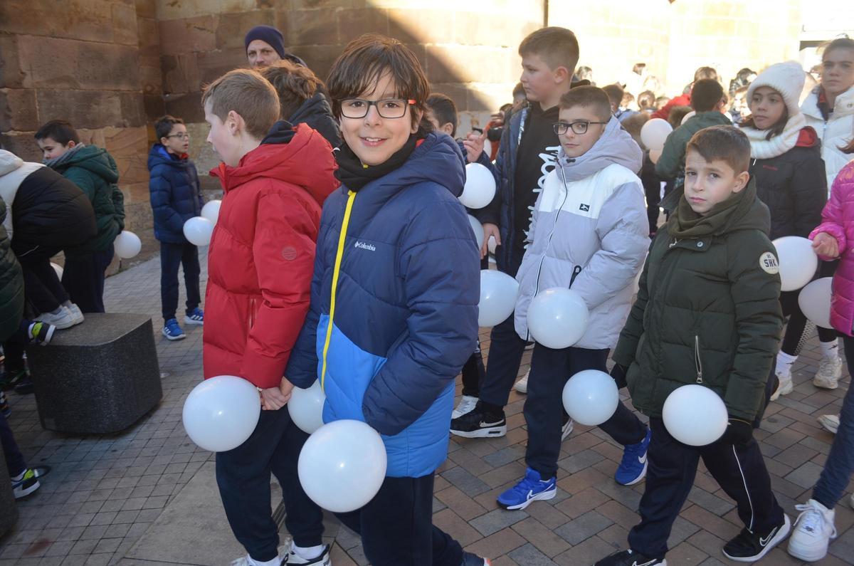 GALERÍA | El colegio Virgen de la Vega de Benavente realiza una gran cadena humana por la paz