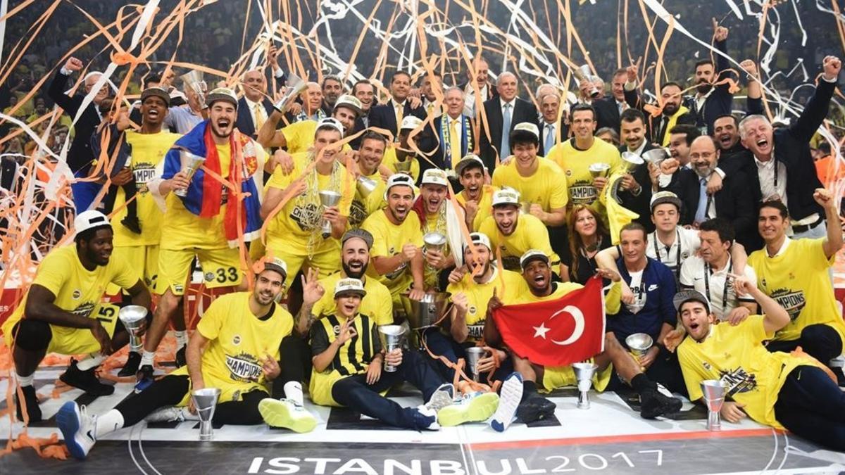 Los jugadores del Fenerbahçe celebran el primer título europeo de un equipo turco.