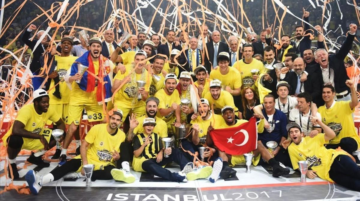 jcarmengol38543269 fenerbahce s players pose with the  trophy as they celebrate170521224208