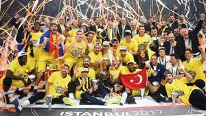 Los jugadores del Fenerbahçe celebran el primer título europeo de un equipo turco.