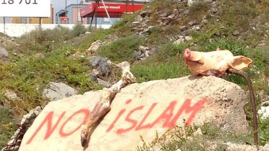 Cabeza de cerdo y pintada en contra del islam, en Las Torres.