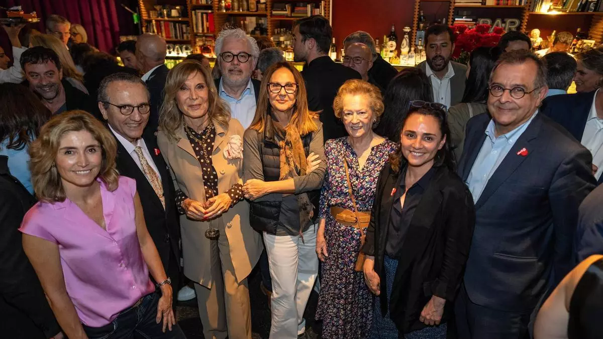 La fiesta de 'abril' convierte el Dry Martini en el Studio 54 de Sant Jordi