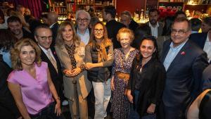 Ainhoa Moll, Javier Moll, Pilar Eyre, Álex Sàlmon, María Dueñas, Arantza Sarasola, Arantxa Moll y Albert Sáez.