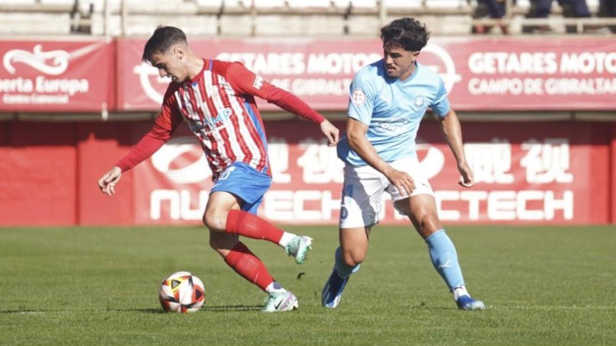 Abde, que ha sido titular, en un lance del partido en Algeciras.