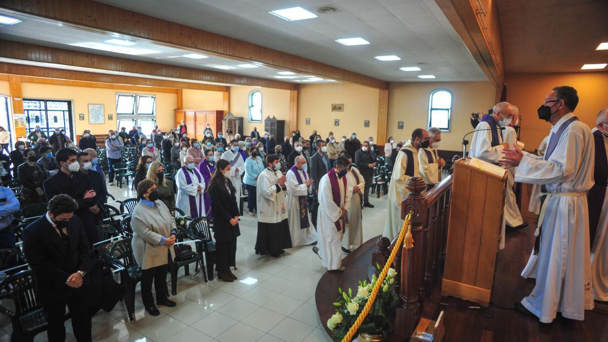 Personas de toda la comarca acudieron a despedir al homenajeado.