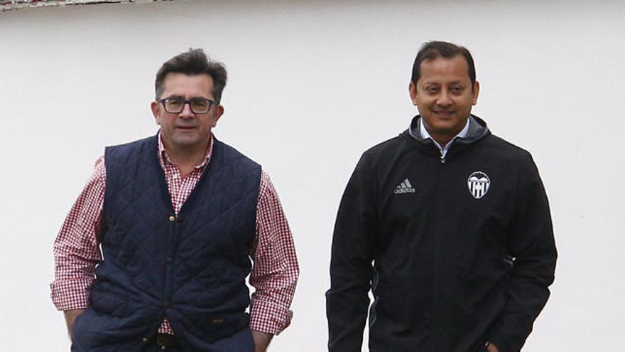 Anil Murthy junto al hasta ahora jefe médico.