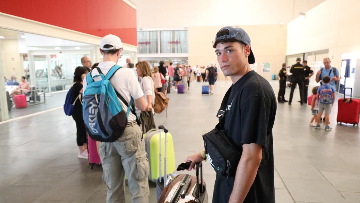 César, que va a Menorca, tiene la posibilidad de volar a la isla desde Zaragoza, en lugar de ir en tren a Barcelona.