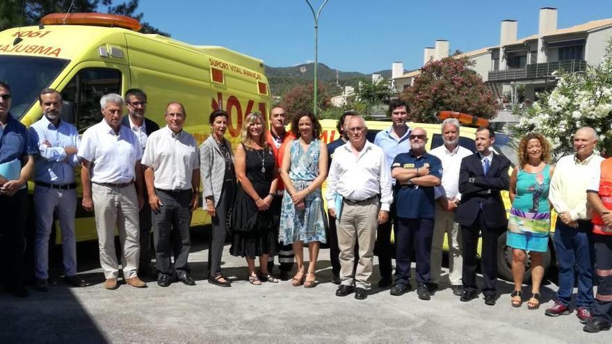 Foto de familia con las conselleras respectivas -Gómez y Cladera-, los directores general del IB-Salut y de Emergencias y los representantes de UBES y de las clínicas privadas.