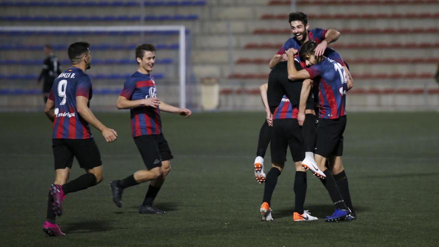 Los jugadores del Eldense celebran un gol ante el Ilicitano.