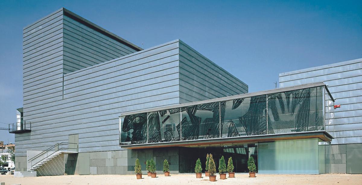 El Teatre Municipal de Roses, obra de Joan Tarrús Galter, Jordi Bosch Genover i Manel Bosch Aragó, va ser finalista també l’any 2002.