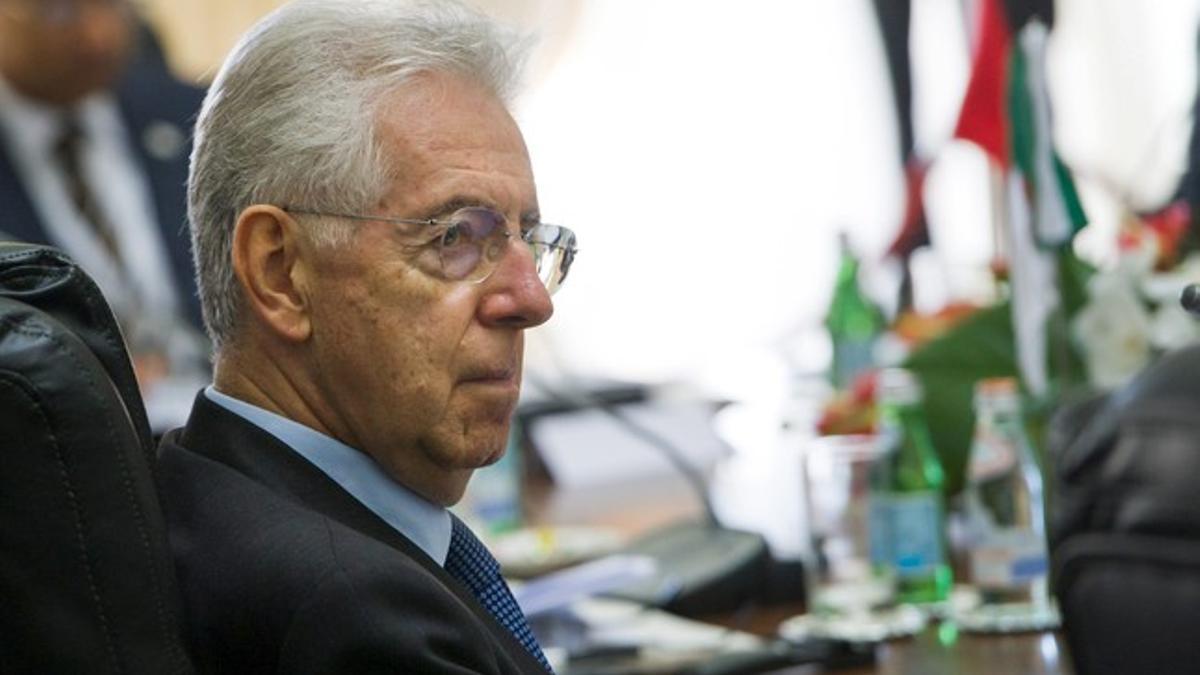 El primer ministro italiano, Mario Monti, durante la reunión del grupo 'Cinco más Cinco', el viernes en La Valeta (Malta).