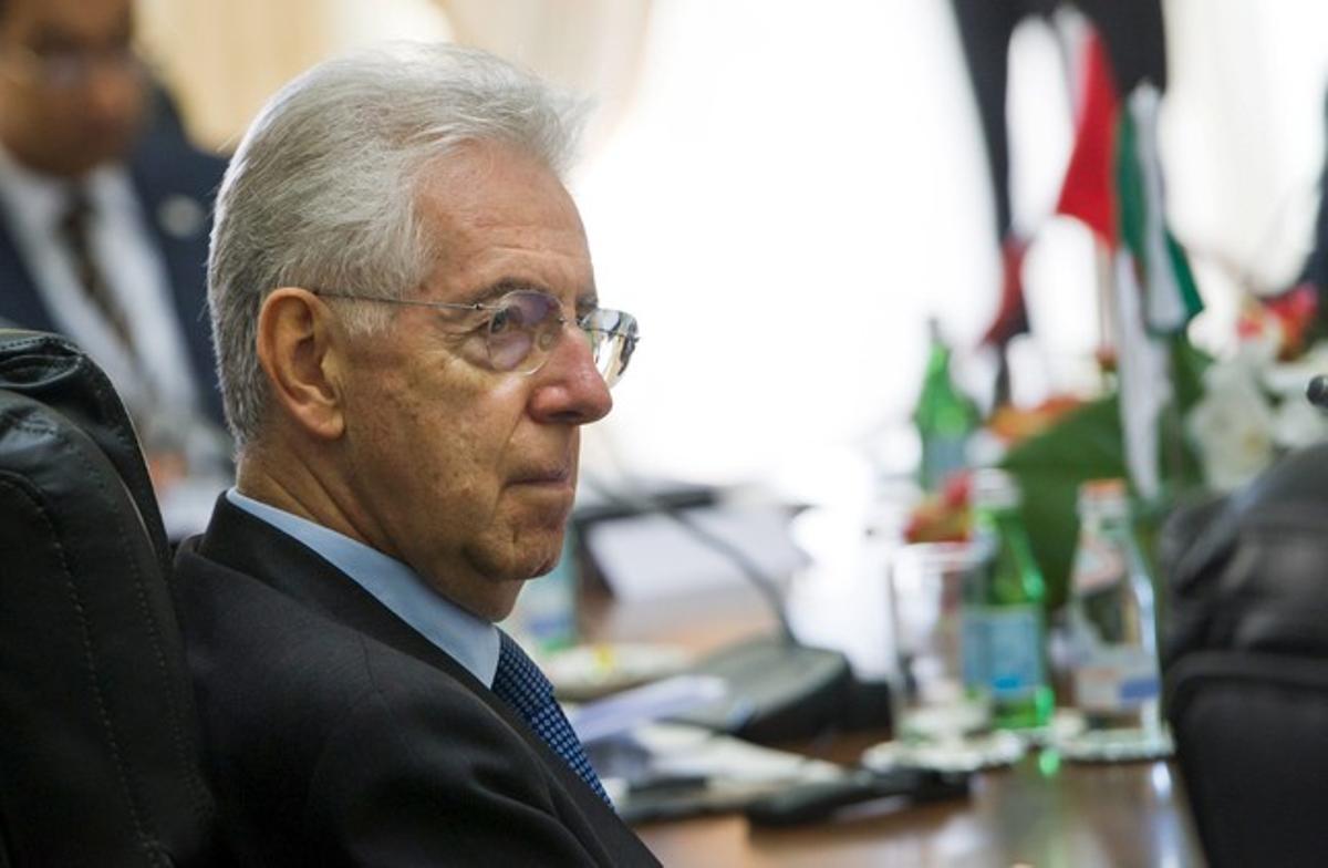 El primer ministre italià, Mario Monti, durant la reunió del grup Cinc més Cinc, divendres a La Valletta (Malta).