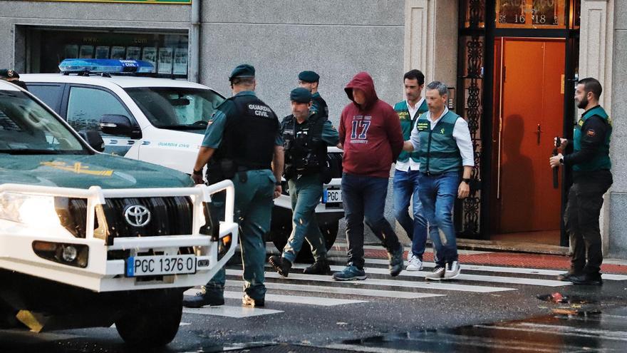 Intervienen escopetas y armas blancas en casa del detenido por el crimen de Elisa Abruñedo