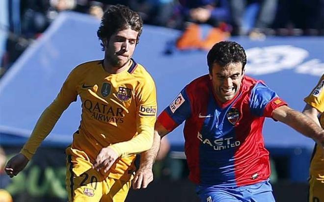 Sergi Roberto, junto a Rossi en un lance del partido