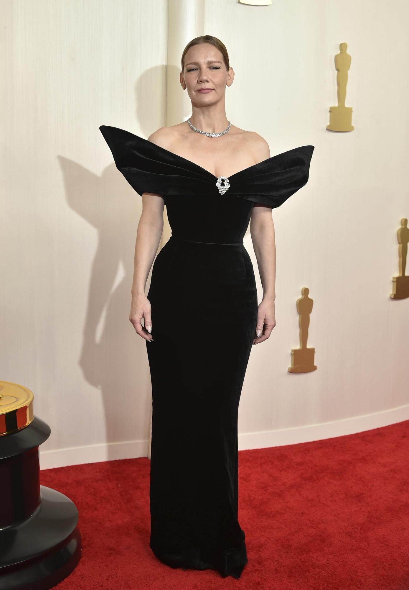 Sandra Huller, de Schiaparelli, en la alfombra roja de los Premios Oscar 2024.