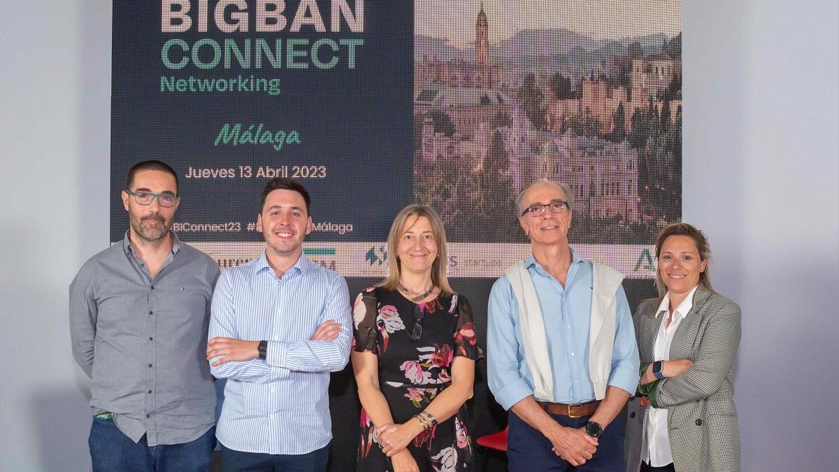 El equipo gerente de Bigban, junto a Tom Horsey y Nacho Alonso, con la presenta, Victoria Majadas, en el centro.