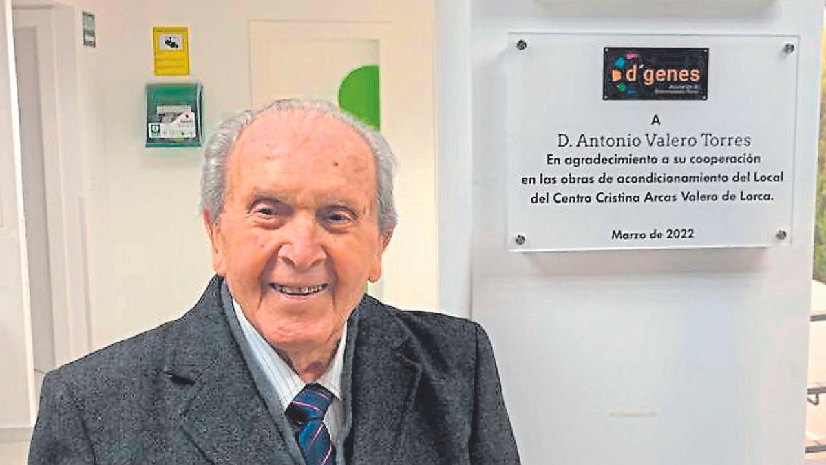 Antonio Valero posa junto a la placa que le dedicó la asociación D’Genes.