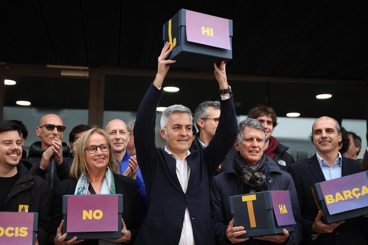 Víctor Font presentando sus firmas