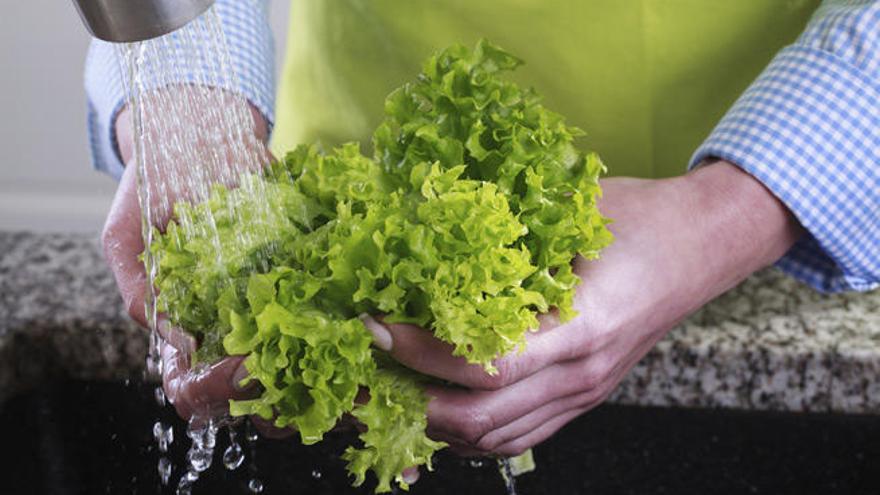 La correcta higiene de los alimentos ayuda a prevenir la listeriosis.