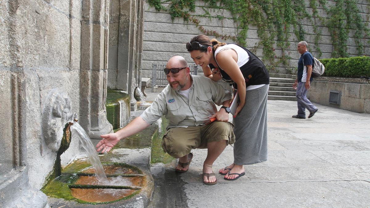 Una pareja, en la fuente de As Burgas