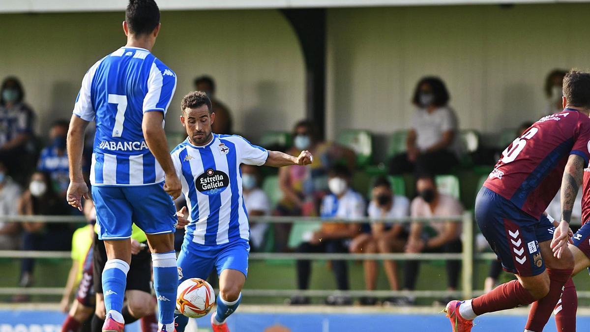 Menudo controla el balón en el partido de ayer contra el Pontevedra. |  // RCD