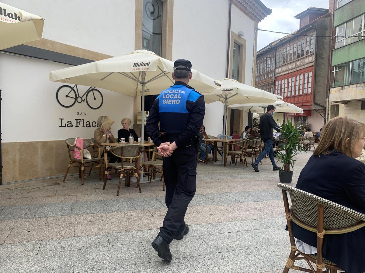 Un agente de la Policía Local de Siero