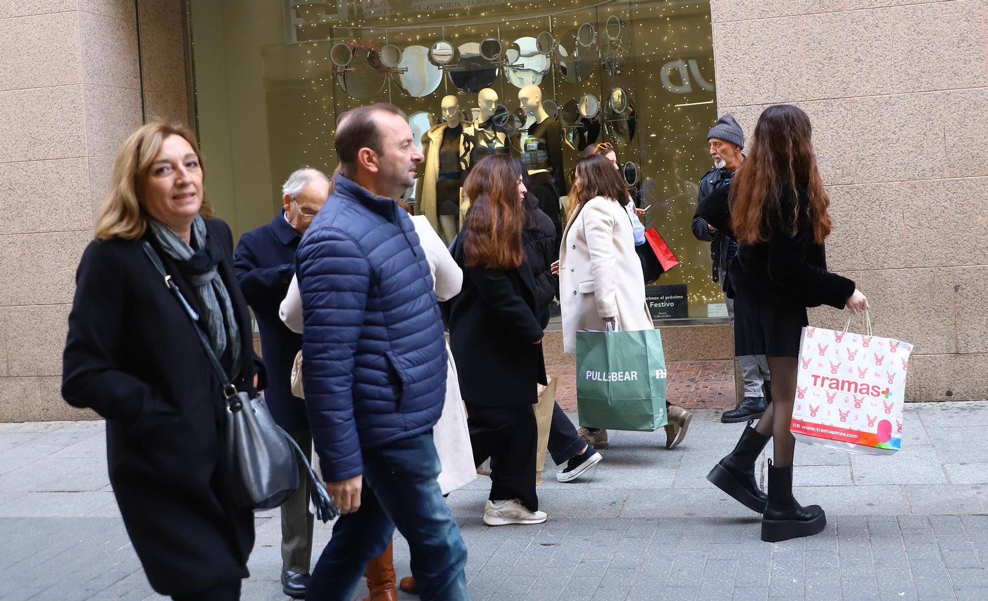 Turistas y cordobeses se echan a la calle