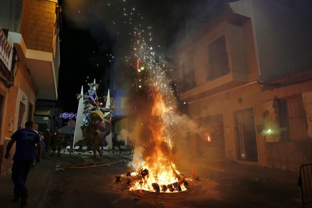 Cientos de personas, la mayoría adolescentes que quisieron disfrutar de la "cremá" y posterior "bañá" de los bomberos, se acercaron al barrio del Calvario para ver arder su hoguera