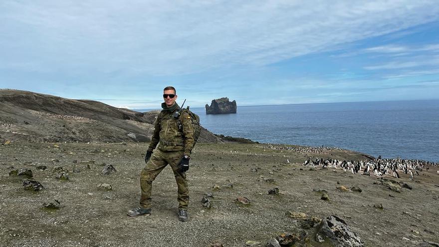 El sargento Lobato con unos pingüinos de fondo en la Isla Decepción, durante una campaña anterior.