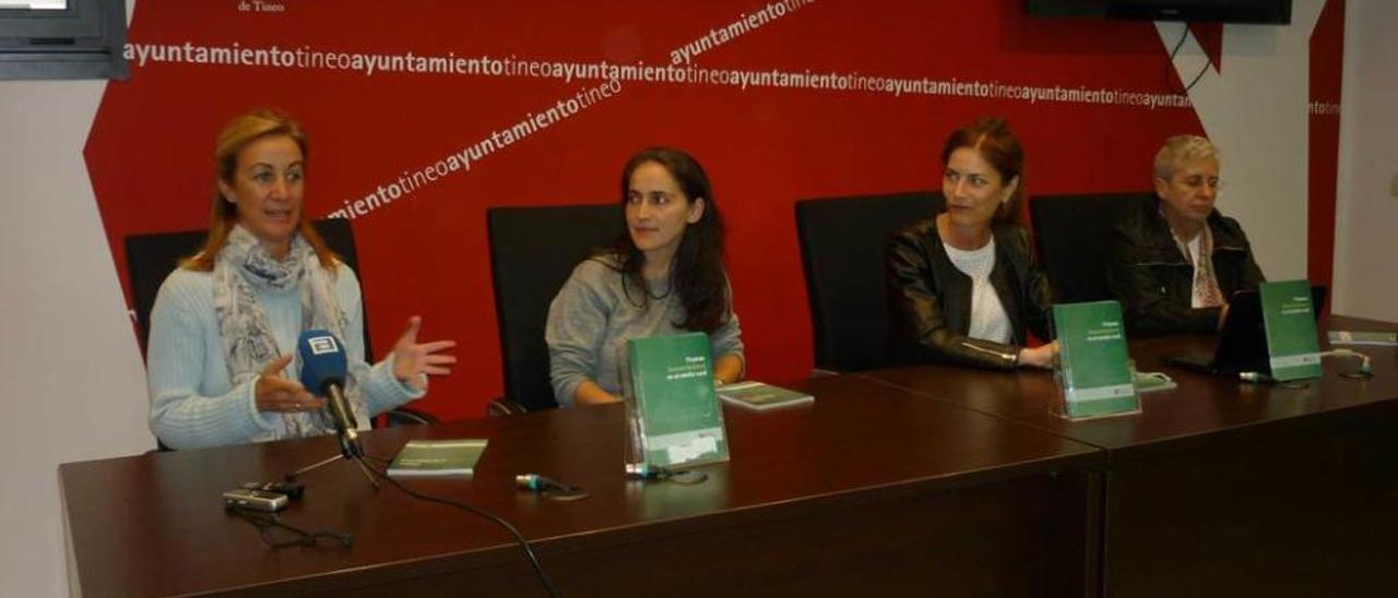 Por la izquierda, Carmen de Aspe, María del Valle, Consuelo Hernández y Mayte Álvarez, ayer, en Tineo.