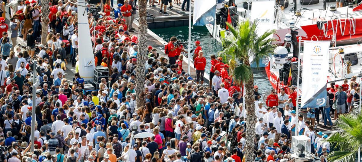 Cientos de personas en la salida de la Volvo Ocean Race desde Alicante en octubre de 2017