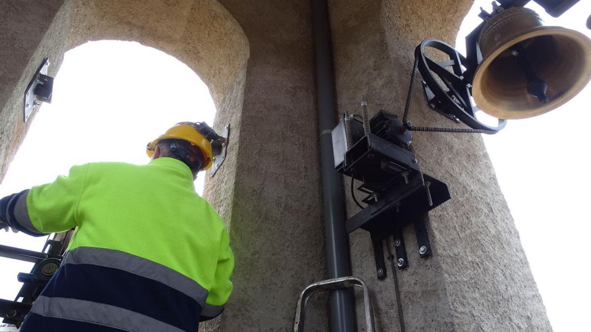 Treballs d’instal·lació de les últimes campanes, el mes de març passat | ARXIU/Q. C.