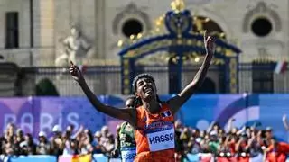 París corona a la fondista total: Sifan Hassan le birla el maratón a Tigst Assefa