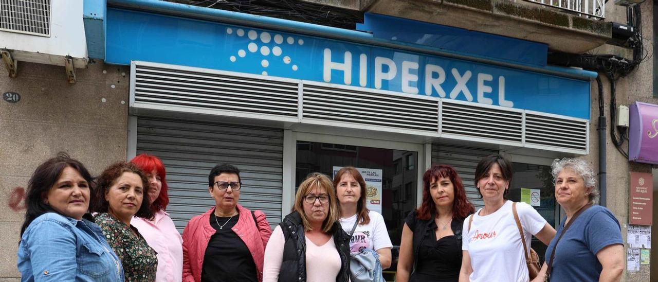 Coral, Merchi, Patri, Bego, Ana, Mónica, Chus, Chus y Rosa –dependientas de Hiperxel–, ayer en Gregorio Espino. // Alba Villar
