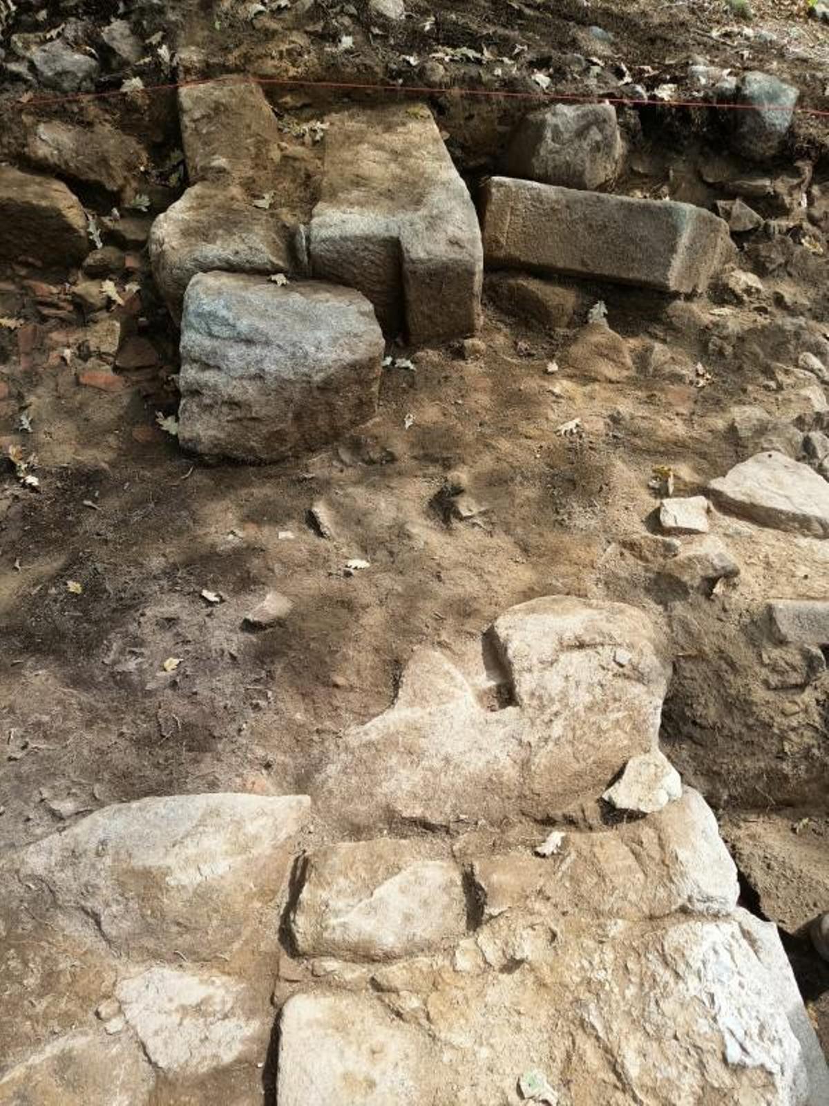 La dovela decorada de la antigua puerta en arco. | // A. ARQUEOLOXÍA