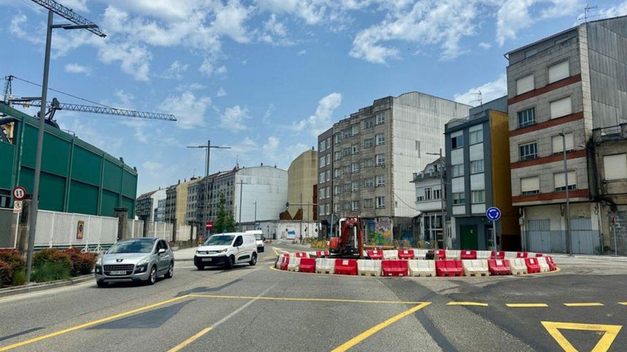 Rotonda señalizada con bloques provisionales.