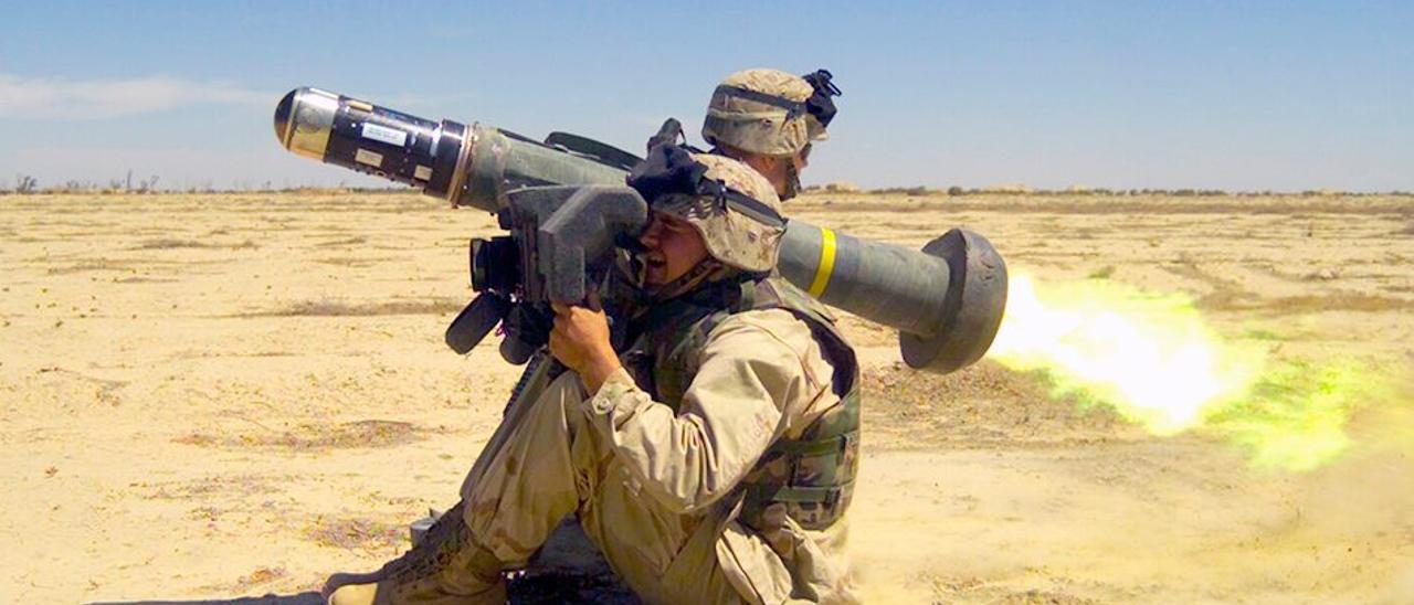 Un soldado dispara un misil Javelin FGM-148F, con un alcance de 4.750 metros.