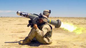 Un soldado dispara un misil Javelin FGM-148F, con un alcance de 4.750 metros.