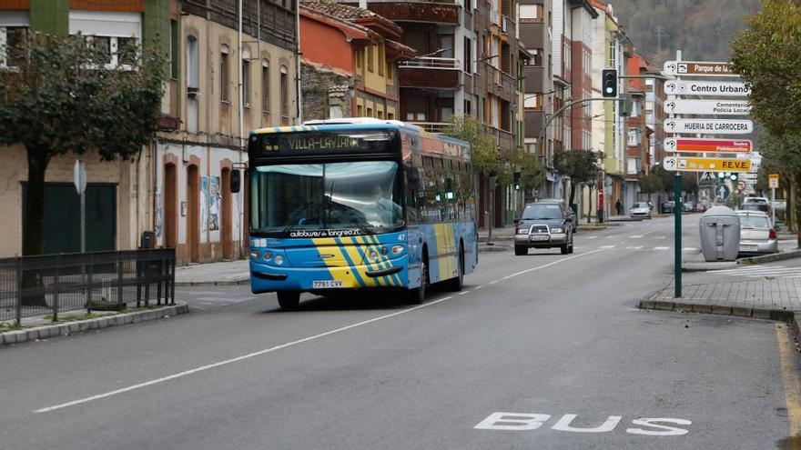 Un autobús de la línea Riaño-Pola de Laviana, circulando por El Entrego la pasada semana.