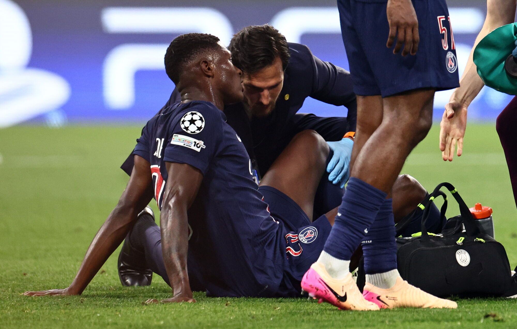 Munich (Germany), 31/05/2025.- Nuno Mendes of PSG (L) receives medical attention during the UEFA Champions League final between Paris Saint-Germain and Internazionale Milano, in Munich, Germany, 31 May 2025. (Liga de Campeones, Alemania) EFE/EPA/ANNA SZILAGYI