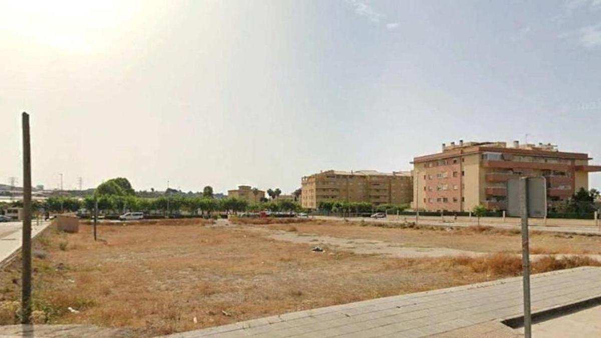 Imagen de la parcela de AVRA que sale a licitación para construir vivienda de alquiler social en Algarrobo.