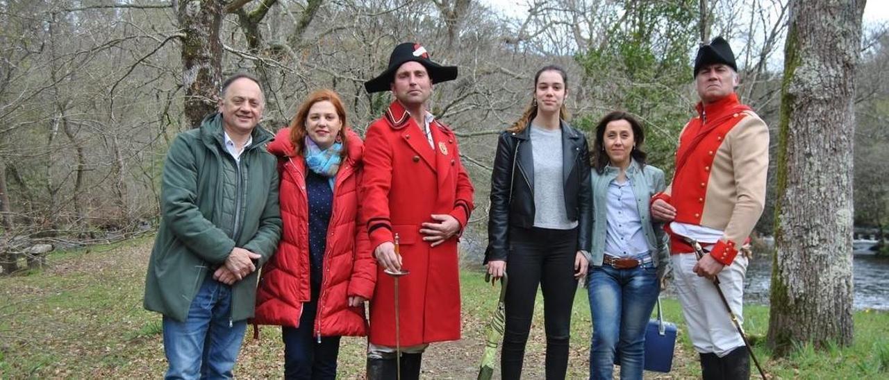 Natalí González con políticos e promotores dunha visita guiada.