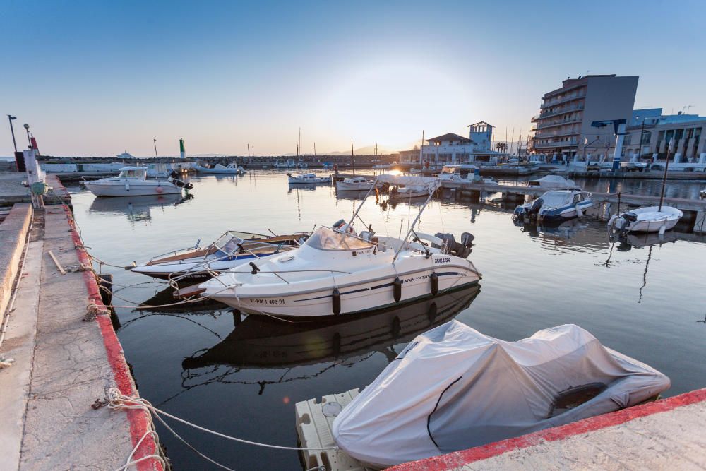 El puerto del Molinar comienza a vaciarse después del ultimátum a los amarristas