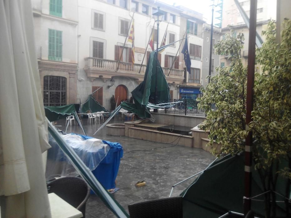 Ein lokales Unwetter hat am Freitag (22.4.) die Bücherstände zerstört, die aus Anlass des Sant Jordi-Tages am Samstag auf der Plaça d'Espanya in Inca aufgebaut worden waren.