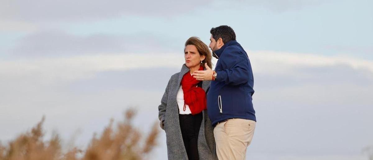 Teresa Ribera y López Miras, durante la visita a los humedales del Mar Menor.